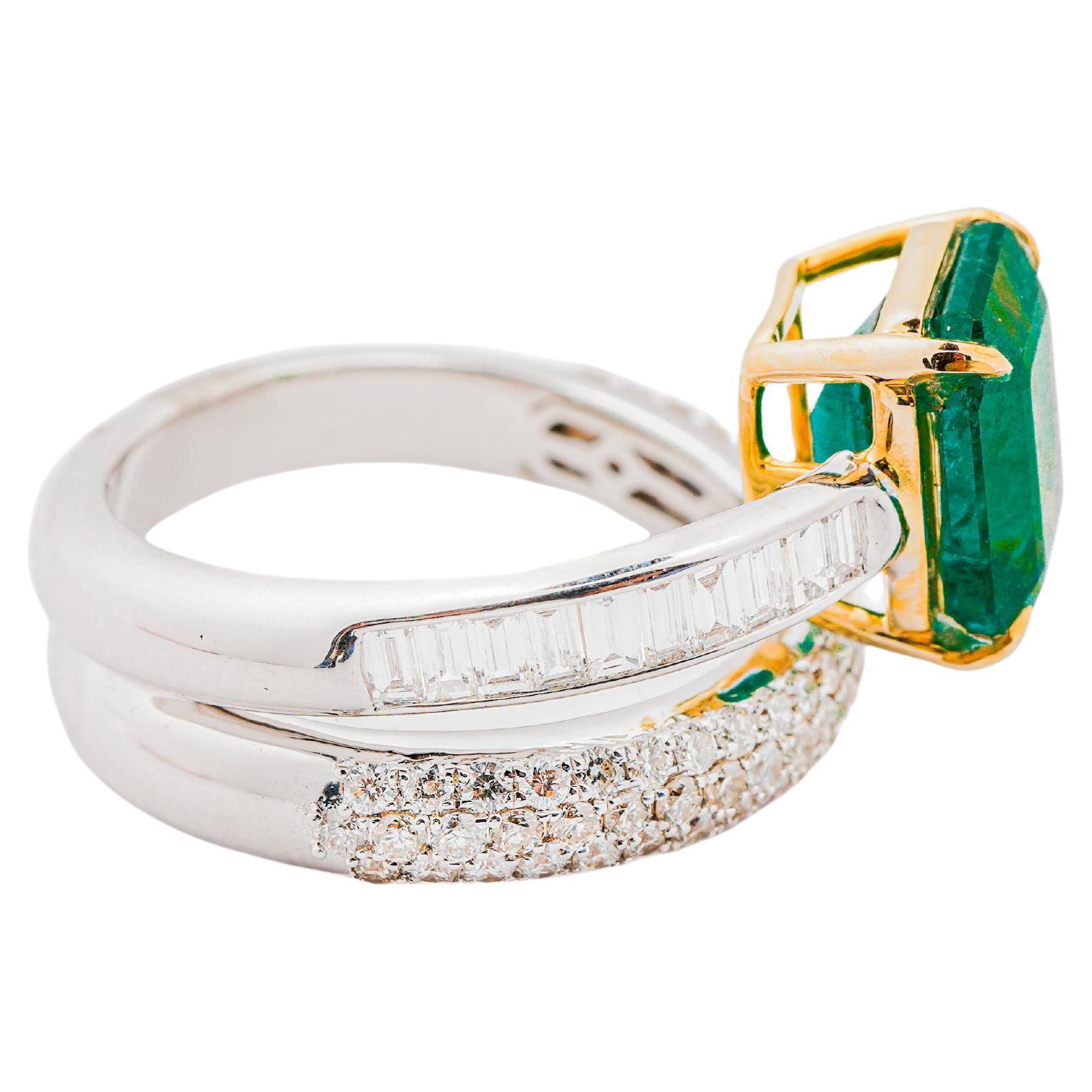 Für die Freigabe der Sendung müssen Sie keine Steuern zahlen. Wir übernehmen die Steuer und die Versandkosten.

Dieser atemberaubende, von einem Designer gefertigte Ring ist aus 18-karätigem Gold gefertigt und zeigt einen EMERALD in einem Halo aus