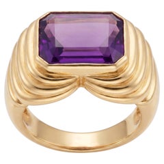 Bague en or jaune 18 carats sertie d'une améthyste de 6 carats taille émeraude en sertissage à chaton