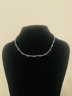 Collar de oro de 18 quilates con un zafiro azul de 13,10 quilates y diamantes de 1,17 quilates