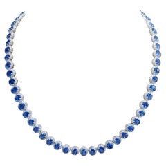 Elegante collar de oro de 18 quilates con zafiro azul y diamantes
