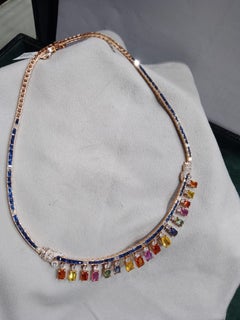 Elegante collana in oro 18 carati con zaffiri assortiti da 33,15 carati e diamanti da 3,56 carati