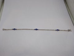 Elegante pulsera de oro de 18 quilates con zafiros azules y diamantes