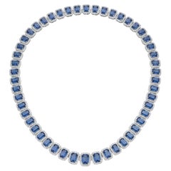 Elegante collar de oro de 18 quilates con un zafiro azul de 36,46 quilates y diamantes de 9,42 quilates