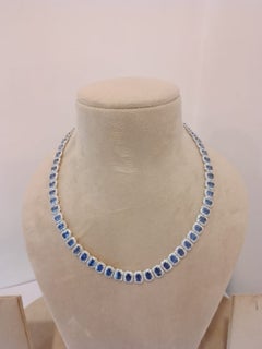 Elegante collar de oro de 18 quilates con un zafiro azul de 36,46 quilates y diamantes de 9,42 quilates