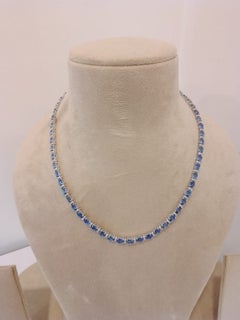 Elegante collar de oro de 18 quilates con un zafiro azul de 30,12 quilates y diamantes de 0,93 quilates