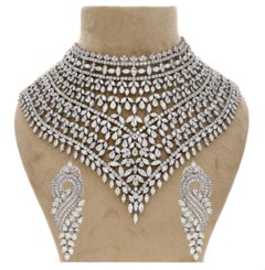 Parure composée d'un collier et de boucles d'oreilles en diamants naturels, totalisant 135,87 carats, en or 18 carats