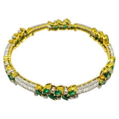 Elegante bracciale rigido in oro 18 carati con smeraldi e diamanti, 4,10 carati e 2,79 carati