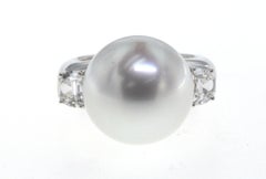 Anello con diamante e perla bianca dei mari del sud da 15,5 mm in oro bianco 18 carati