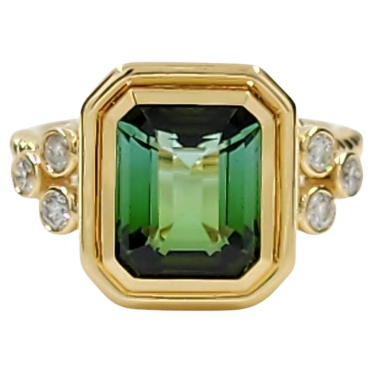 Il s'agit d'une exquise bague cocktail en tourmaline réalisée en or jaune 18 carats, qui constitue un splendide exemple de joaillerie fine. La bague est ornée d'une magnifique tourmaline de 3.72 carats. Cette tourmaline est taillée en forme