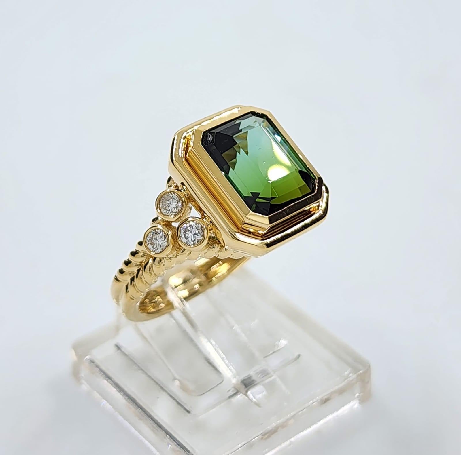 Taille émeraude Bague cocktail en or jaune 18 carats avec tourmaline verte de 3,55 carats en vente