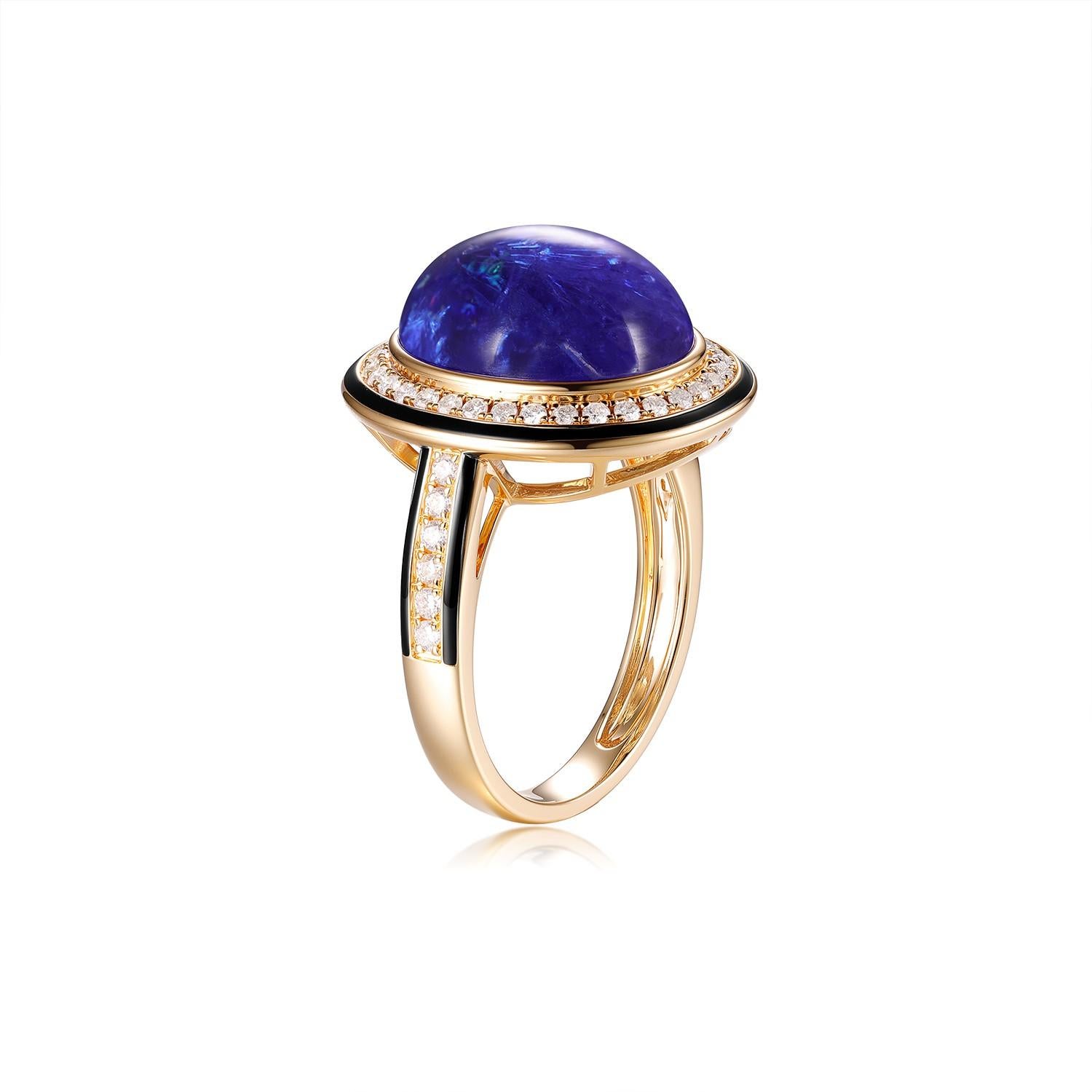 La bague est en or jaune 18 carats. 9,88 carats de tanzanite ovale au centre de la bague. La pierre principale est entourée d'un halo de diamants puis soulignée d'émail noir. 0,34 carats de diamants. Un design à la fois classique et moderne. 
Des