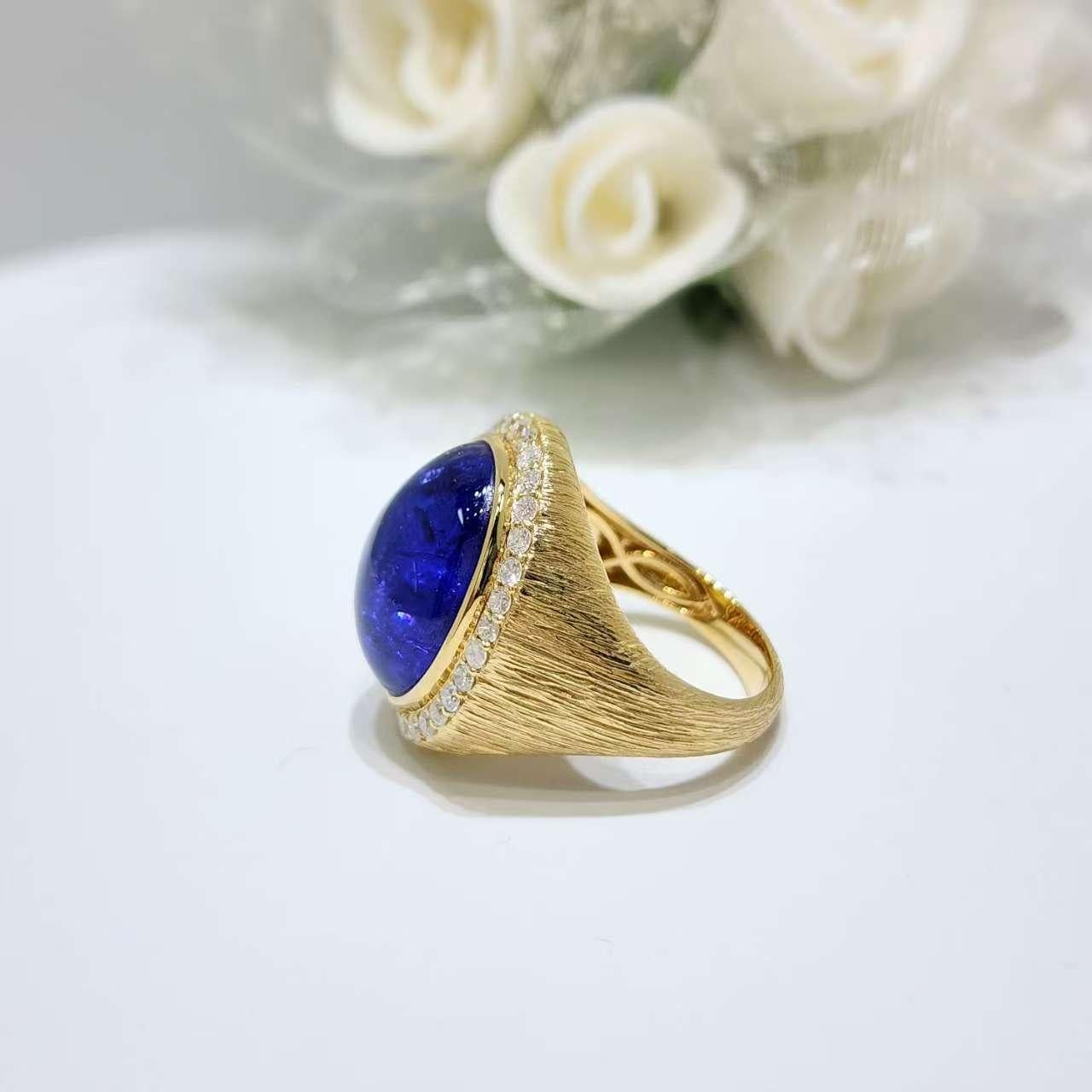 Taille ovale Bague Art Déco 11.26 Carat Tanzanite Diamant en or jaune 18 carats en vente