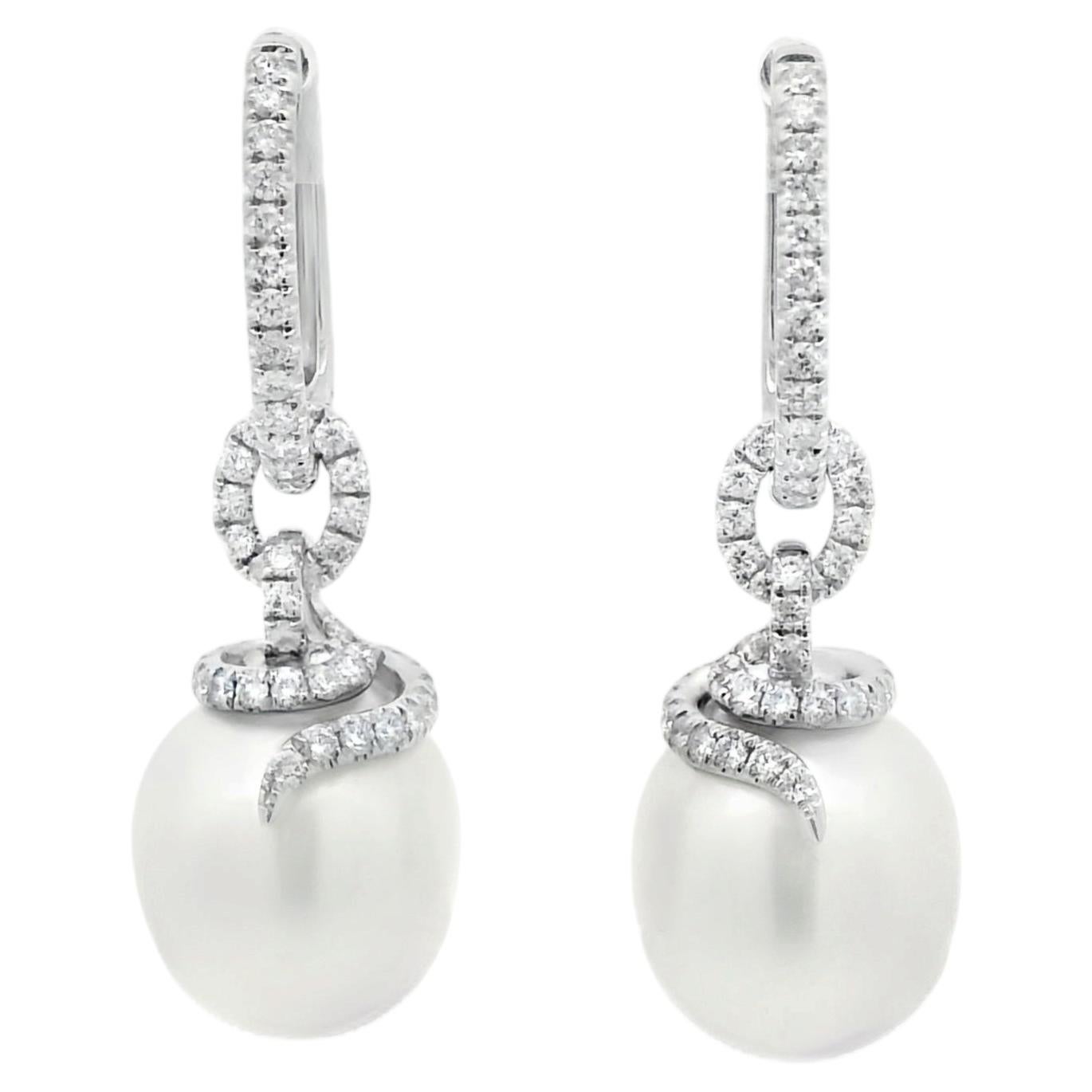 Pendientes colgantes de oro blanco de 14 quilates con perlas del Mar del Sur y diamantes en venta