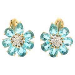 Pendientes con diseño floral de oro amarillo de 14 quilates, topacio azul y diamantes