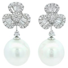 Superbes boucles d'oreilles pendantes en or 14 carats, ornées d'une perle des mers du Sud de 13,5 mm et de diamants