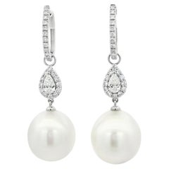 Boucles d'oreilles pendantes en or 14 carats, ornées d'une perle des mers du Sud de 13,4 x 14,2 mm et d'un diamant de 0,80 ct