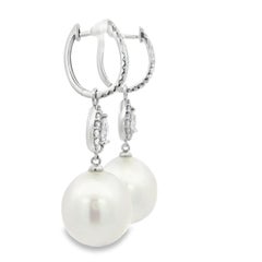 Boucles d'oreilles pendantes en or 14 carats, ornées d'une perle des mers du Sud de 13,4 x 14,2 mm et d'un diamant de 0,80 ct