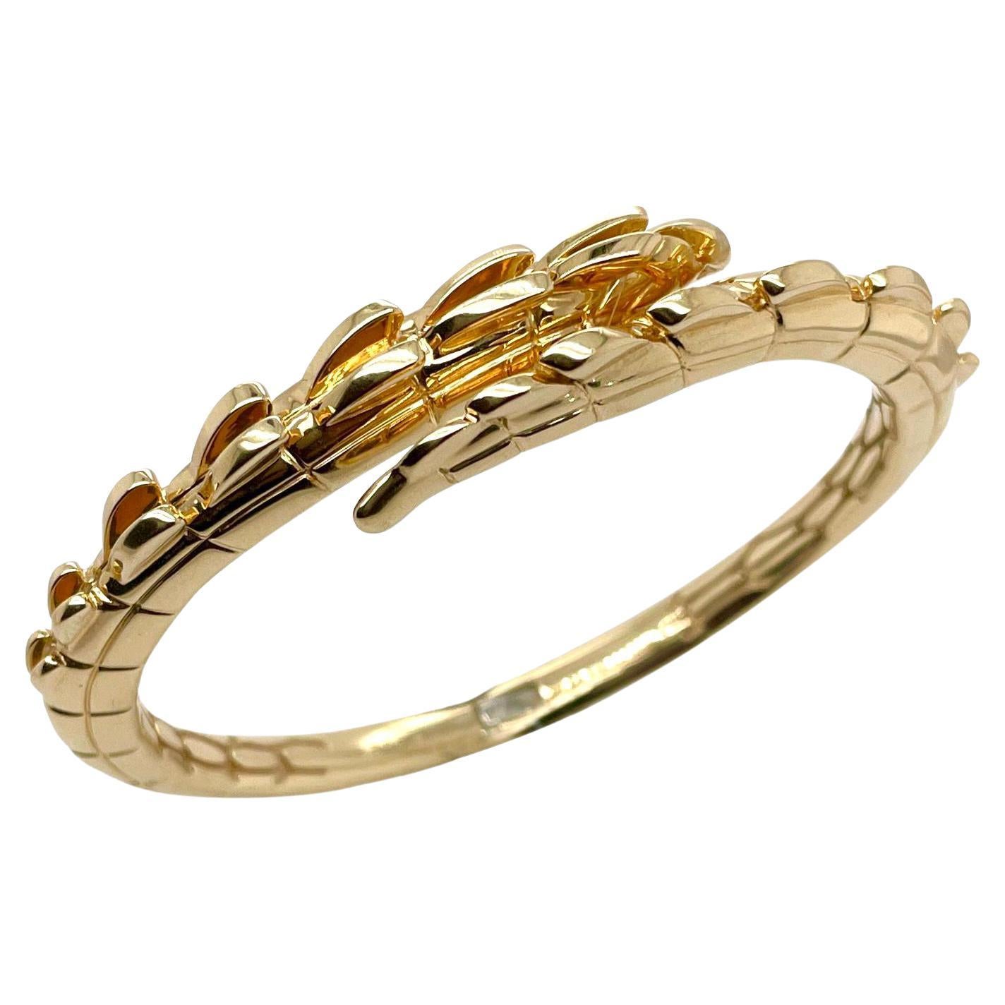 Bracelet manchette à queue de croco en or jaune 18 carats en vente
