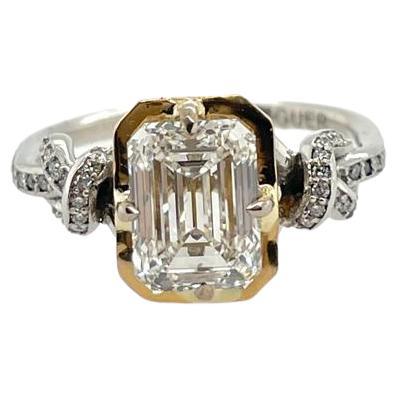 Zertifizierter Verlobungsring mit 2 Karat FSI Diamant im Smaragdschliff aus 22 Karat Gelbgold 
