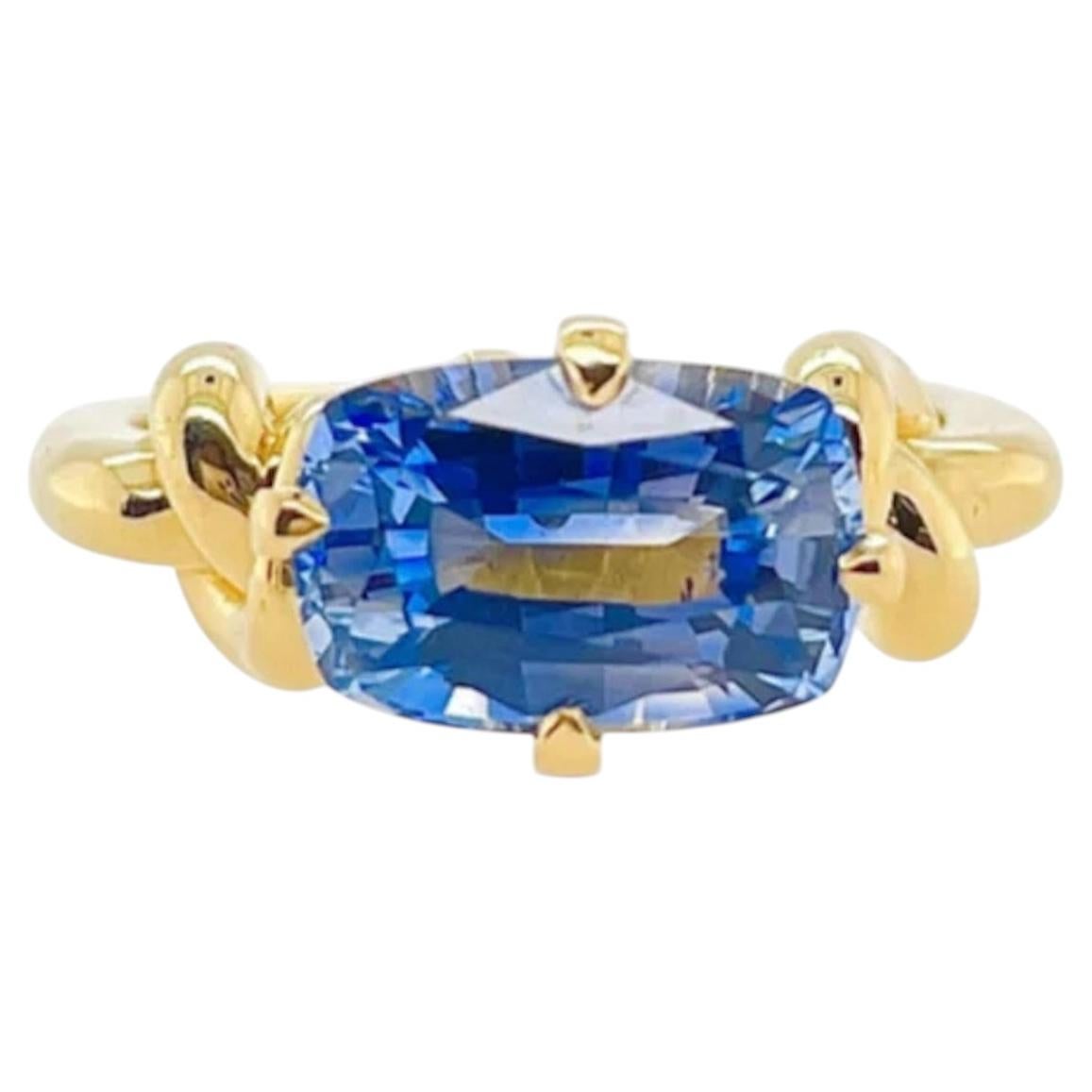 Ring mit einem länglichen Cushion-Cut-Saphir aus Ceylon (3 Karat) in 18-karätigem Gelbgold
