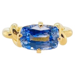 Anello con zaffiro blu di Ceylon taglio cuscino da 3 carati con nodo "Dimenticami" in oro giallo 18 carati