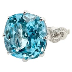 Anillo de diamantes con topacio azul de 15,66 ct del diseñador Ohliguer, en oro blanco de 18 ct