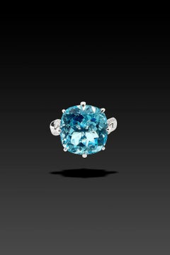 Anillo de diamantes con topacio azul de 15,66 ct del diseñador Ohliguer, en oro blanco de 18 ct
