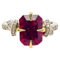 3 Karat Rubelit Smaragdschliff Forget Me Knot mit Diamanten in 18 Karat Gold