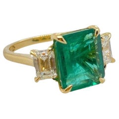 Maßgefertigter Ring im Trilogy-Stil aus 18 Karat Gelbgold mit 3,50 Karat Smaragd und Diamant 
