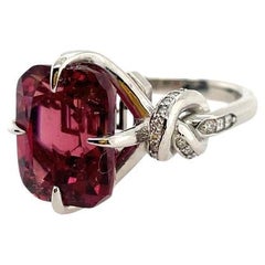 Anello con rubelite rossa e diamanti "Nodo da dimenticare