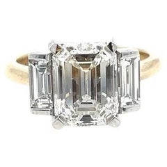 2ct Smaragdschliff und Baguette drei Stein Stil klassischer Ring in 18k Gold