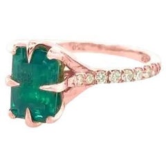 Anillo de esmeraldas y diamantes talla esmeralda de 3 ct engastado en oro de 18 ct
