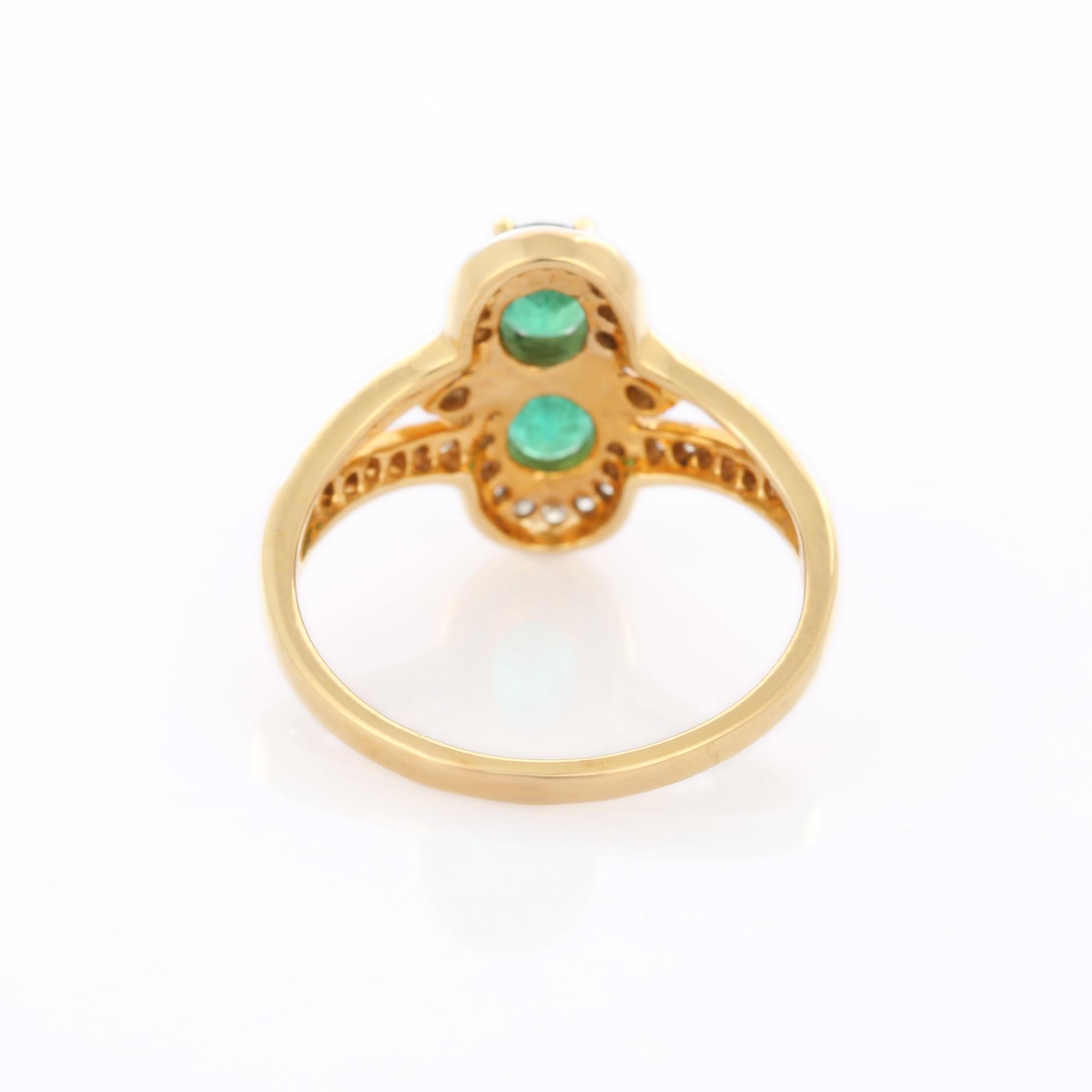 Im Angebot: Prächtiger zweifarbiger Smaragd-Hochzeitsring mit Halo-Diamanten aus 18 Karat Gelbgold  () 3