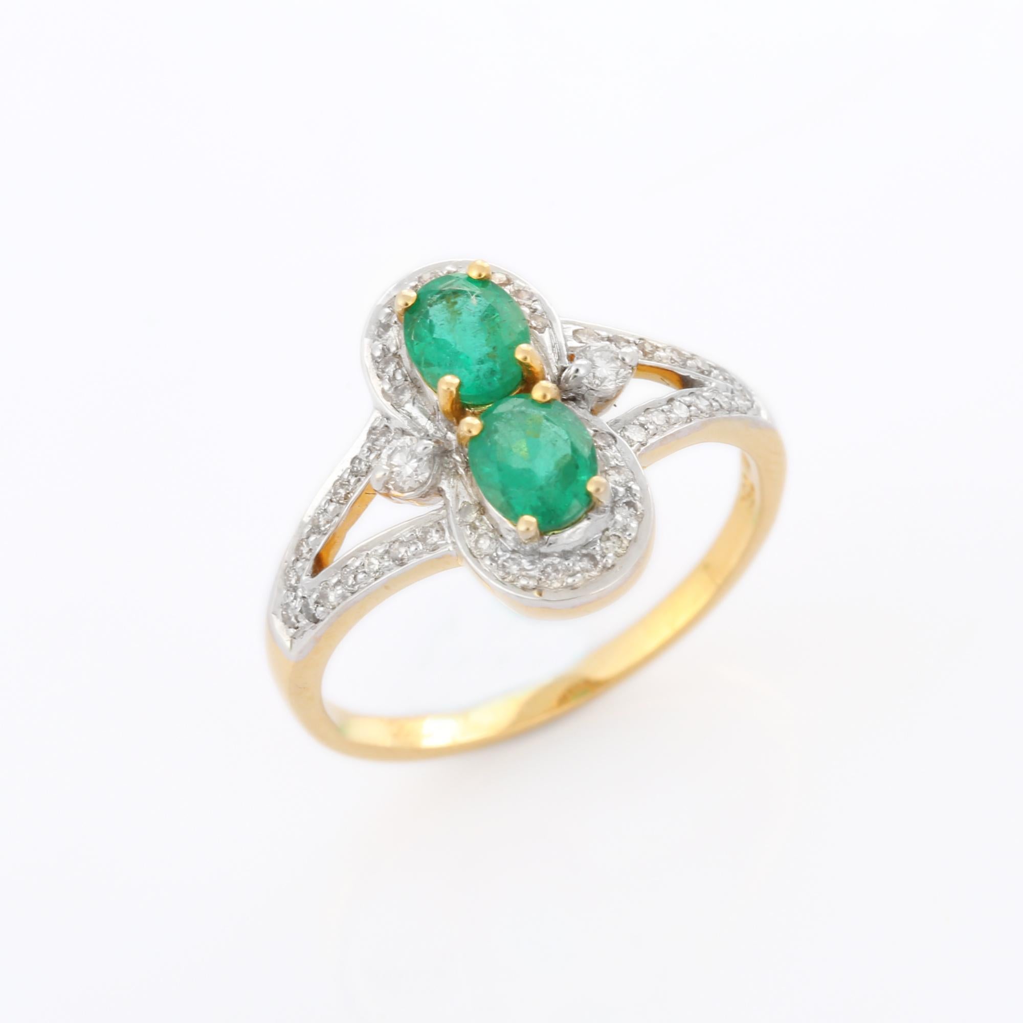 Im Angebot: Prächtiger zweifarbiger Smaragd-Hochzeitsring mit Halo-Diamanten aus 18 Karat Gelbgold  () 4