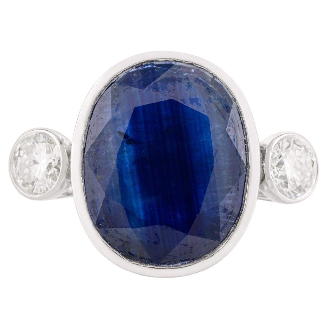 En venta: Anillo de tres piedras de oro blanco de 18 quilates con zafiro azul ovalado certificado de 4,38 quilates