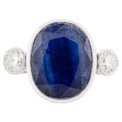 Bague à trois pierres en or blanc 18 carats avec saphir bleu ovale certifié 4,38 carats et diamants