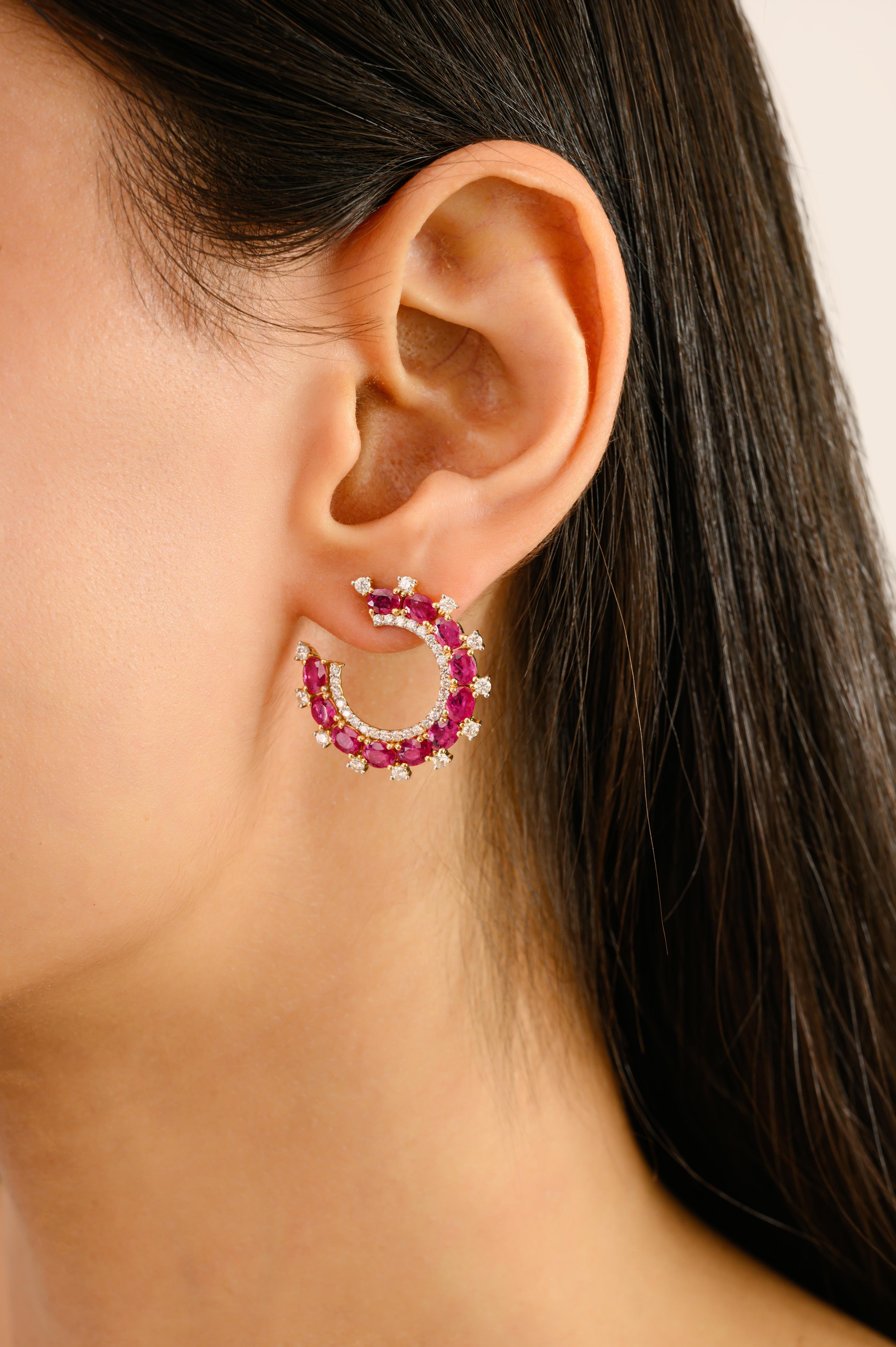 Orecchini contemporanei a mezza spirale in oro giallo 14k con rubino e diamante in vendita 2