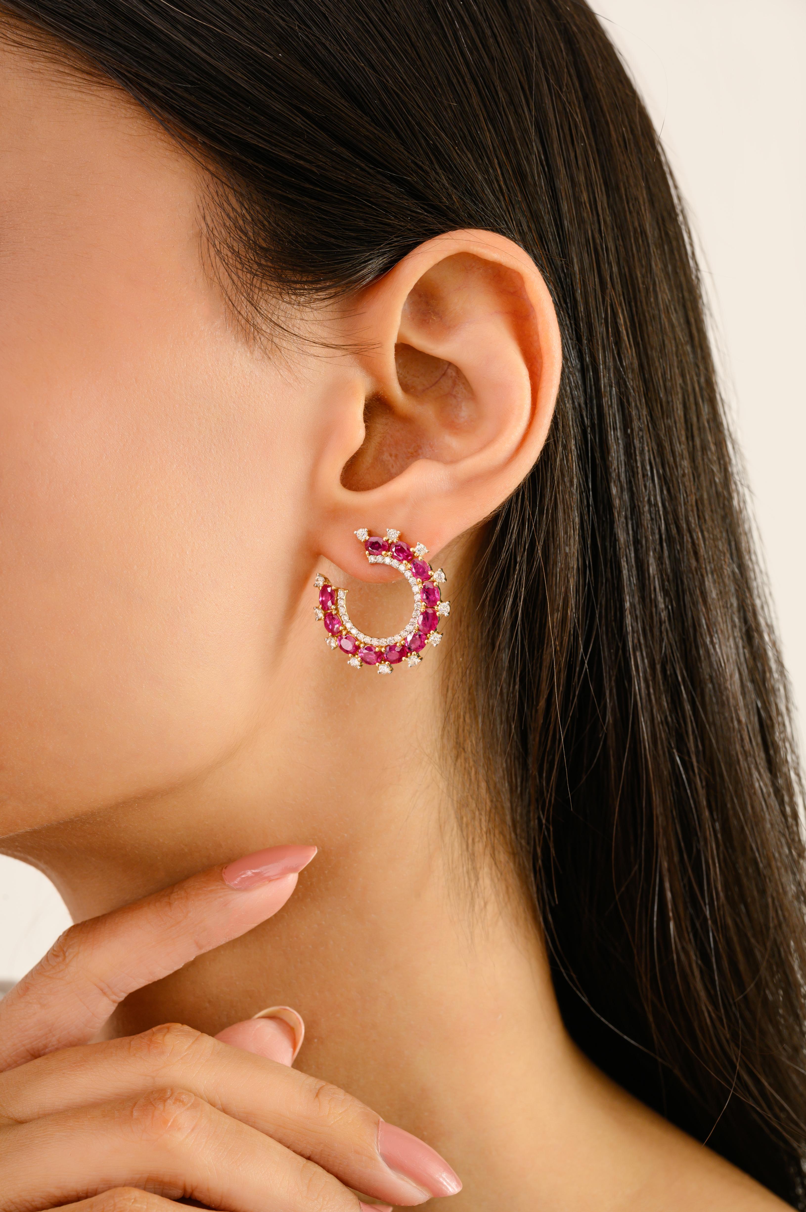 Donna Orecchini contemporanei a mezza spirale in oro giallo 14k con rubino e diamante in vendita
