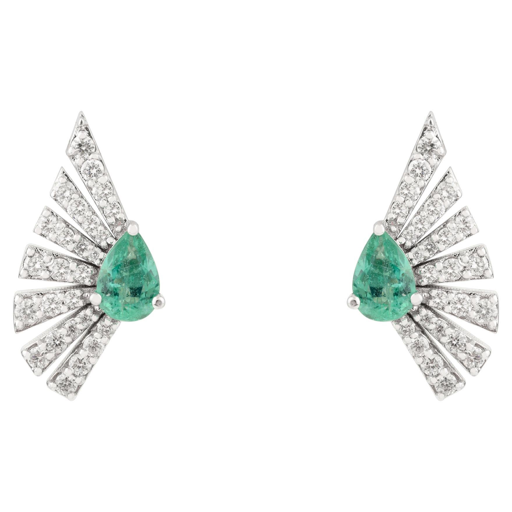 Boucles d'oreilles en forme d'éventail en or blanc 14k avec émeraudes et diamants taille poire uniques en vente