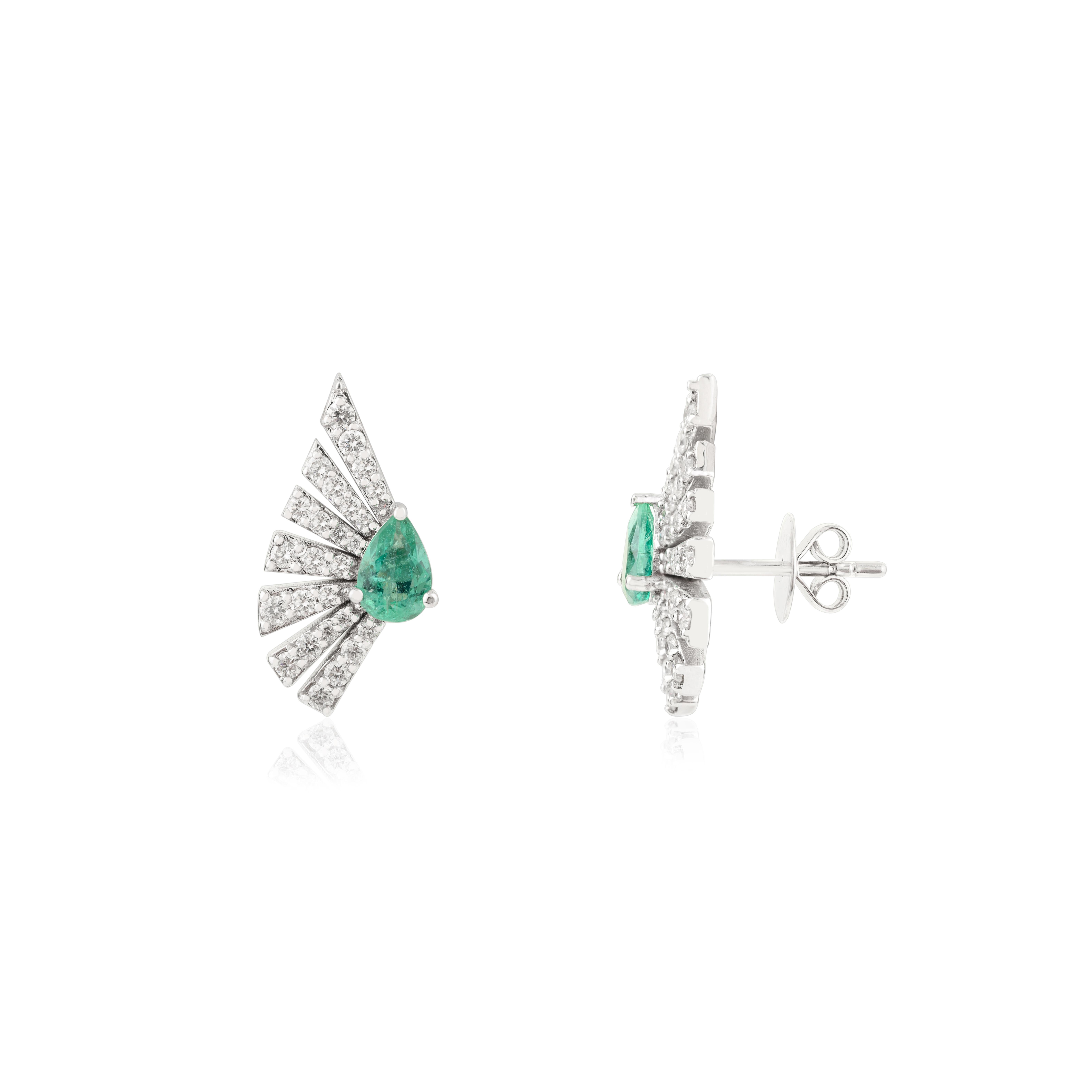 Boucles d'oreilles en forme d'éventail en or blanc 14k avec émeraudes et diamants taille poire uniques Neuf - En vente à New York, NY