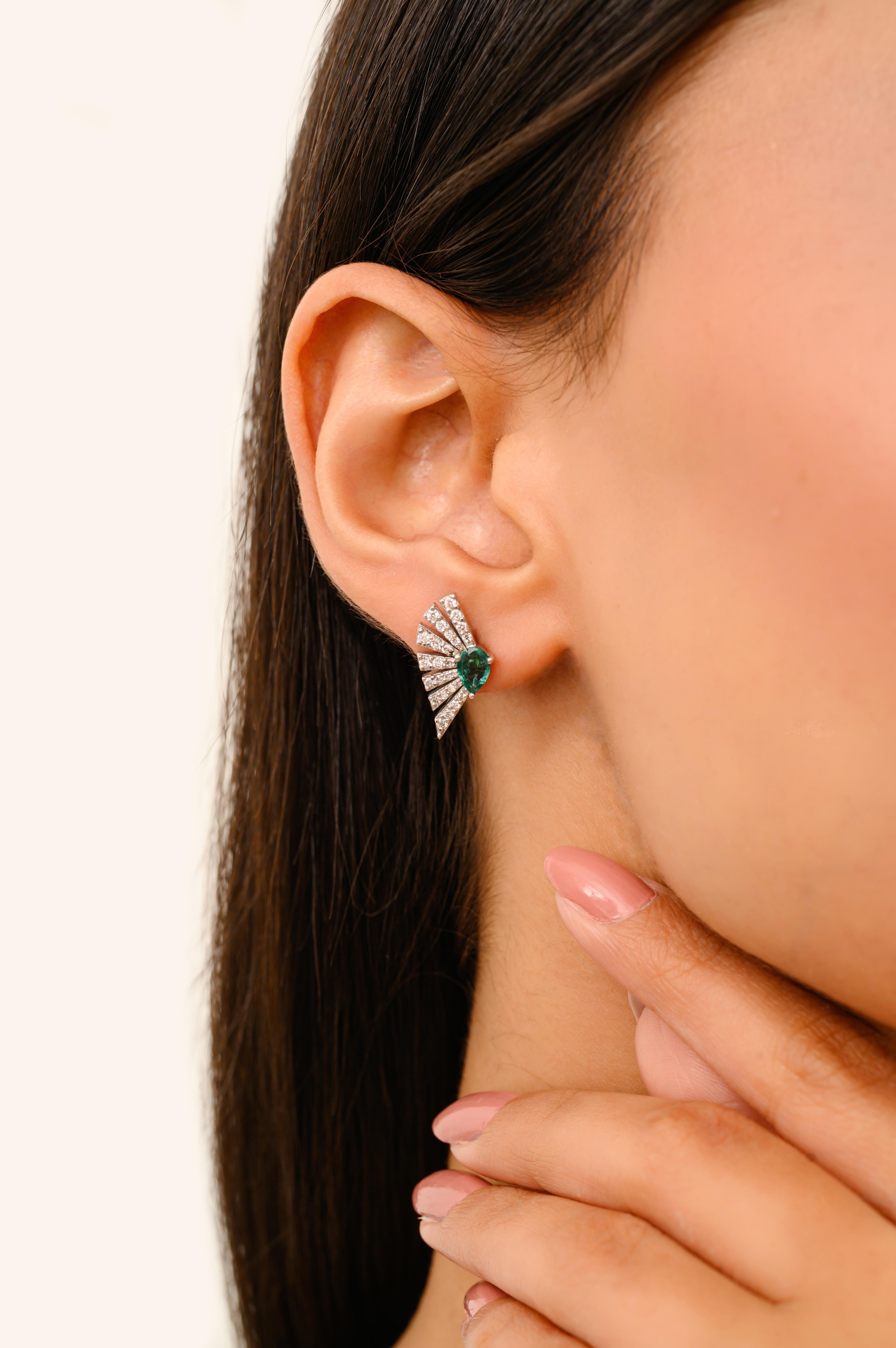 Boucles d'oreilles en forme d'éventail en or blanc 14k avec émeraudes et diamants taille poire uniques Pour femmes en vente