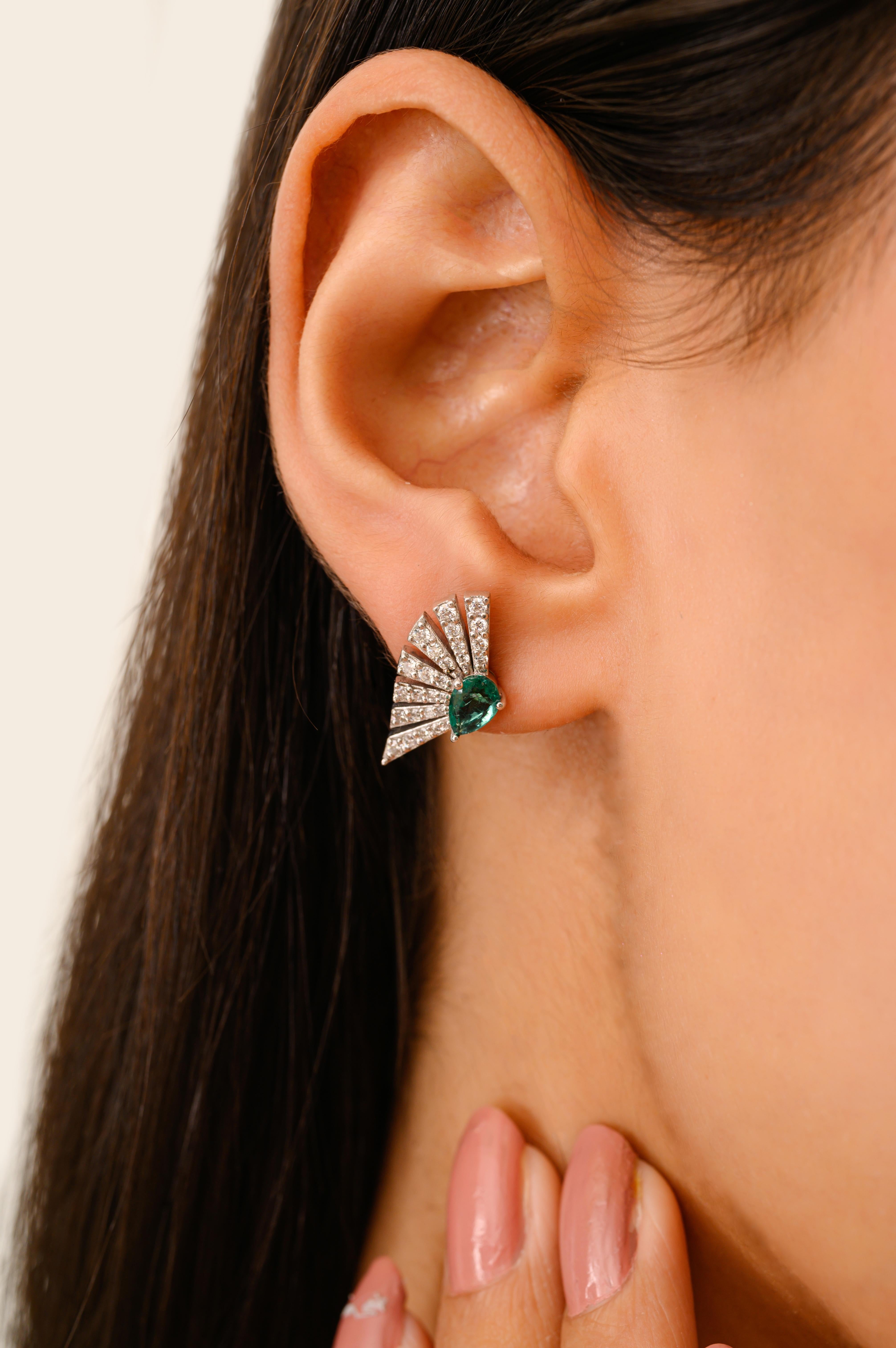 Taille poire Boucles d'oreilles en forme d'éventail en or blanc 14k avec émeraudes et diamants taille poire uniques en vente