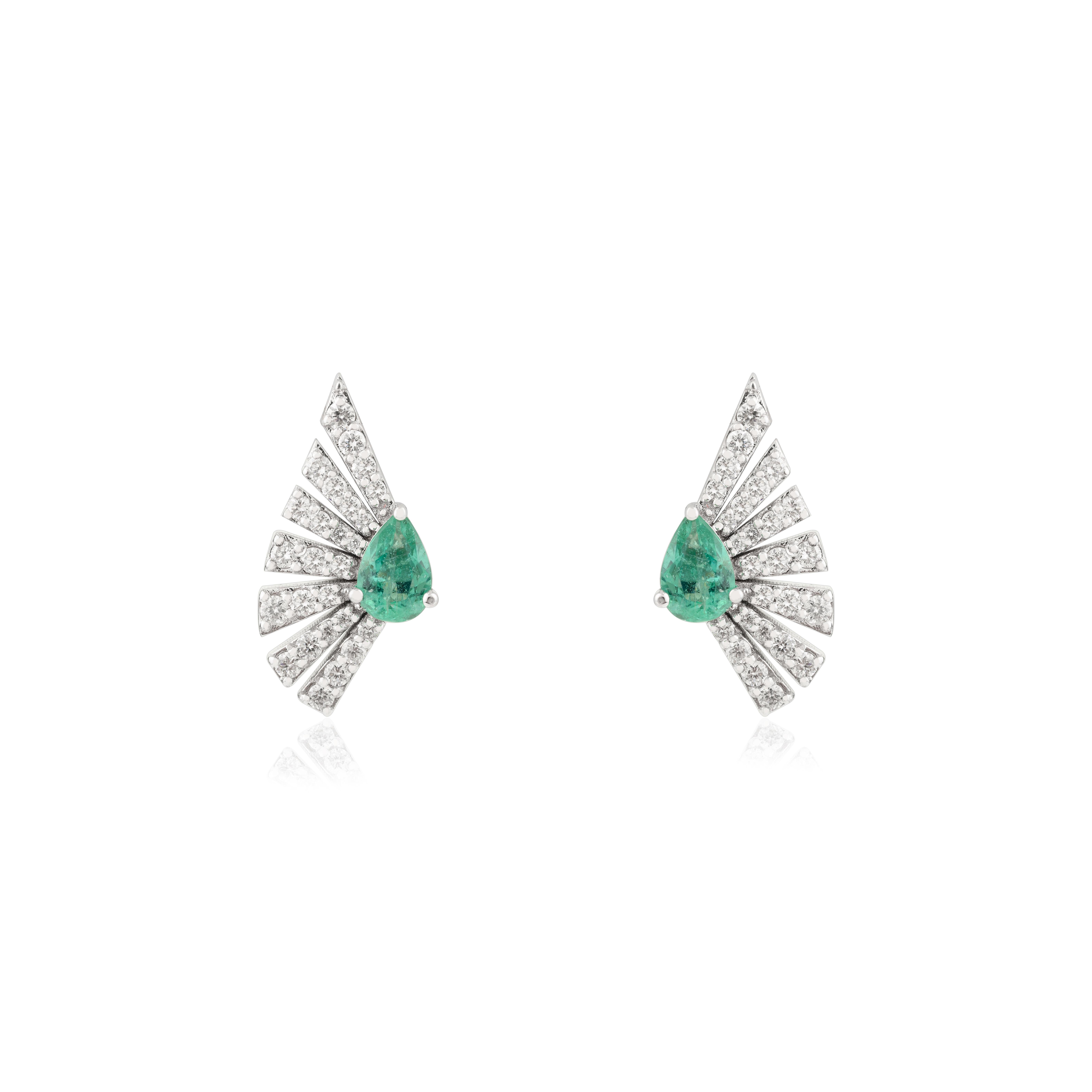 Boucles d'oreilles en forme d'éventail en or blanc 14k avec émeraudes et diamants taille poire uniques en vente 3