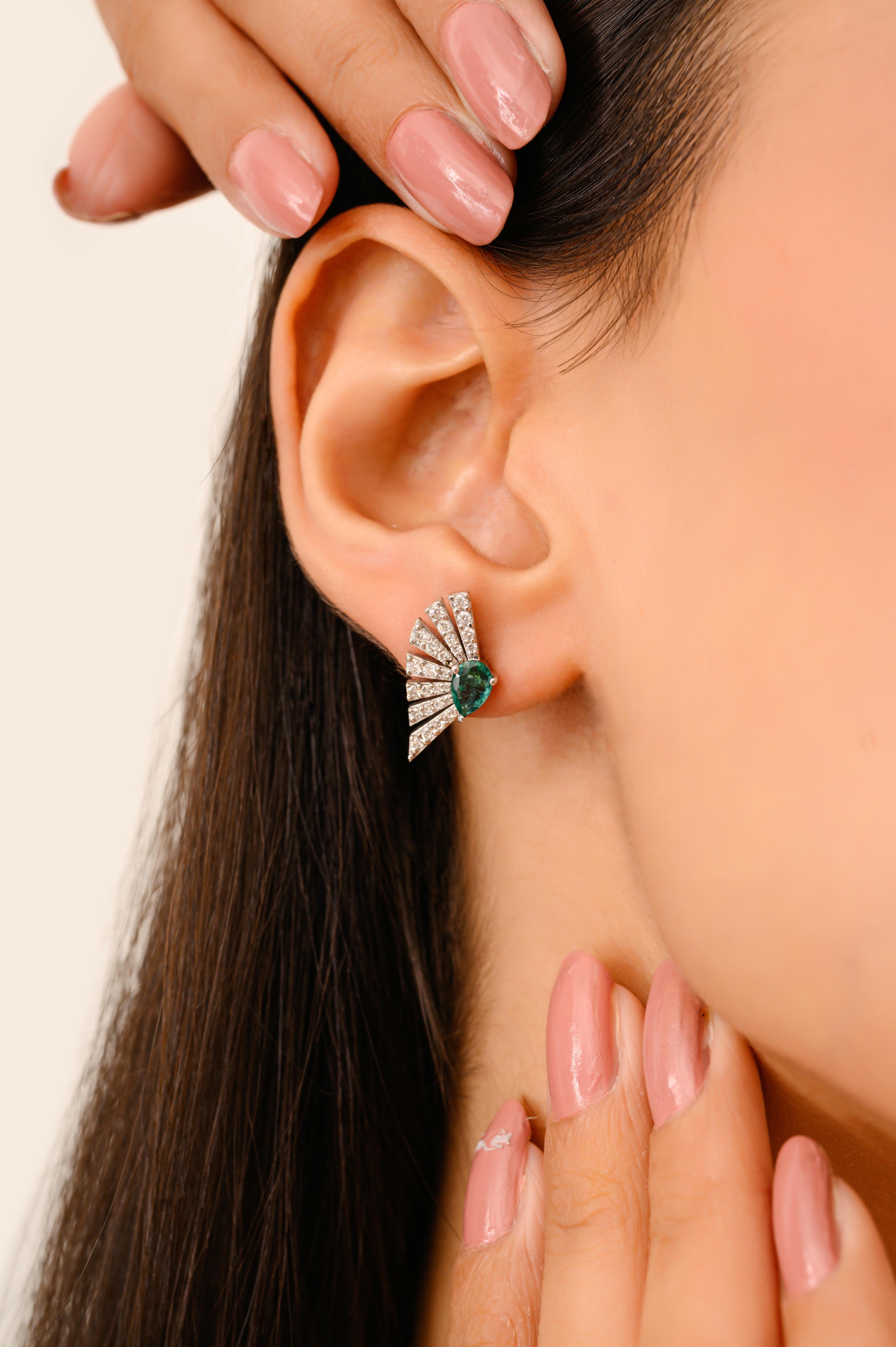 Boucles d'oreilles en forme d'éventail en or blanc 14k avec émeraudes et diamants taille poire uniques en vente 2