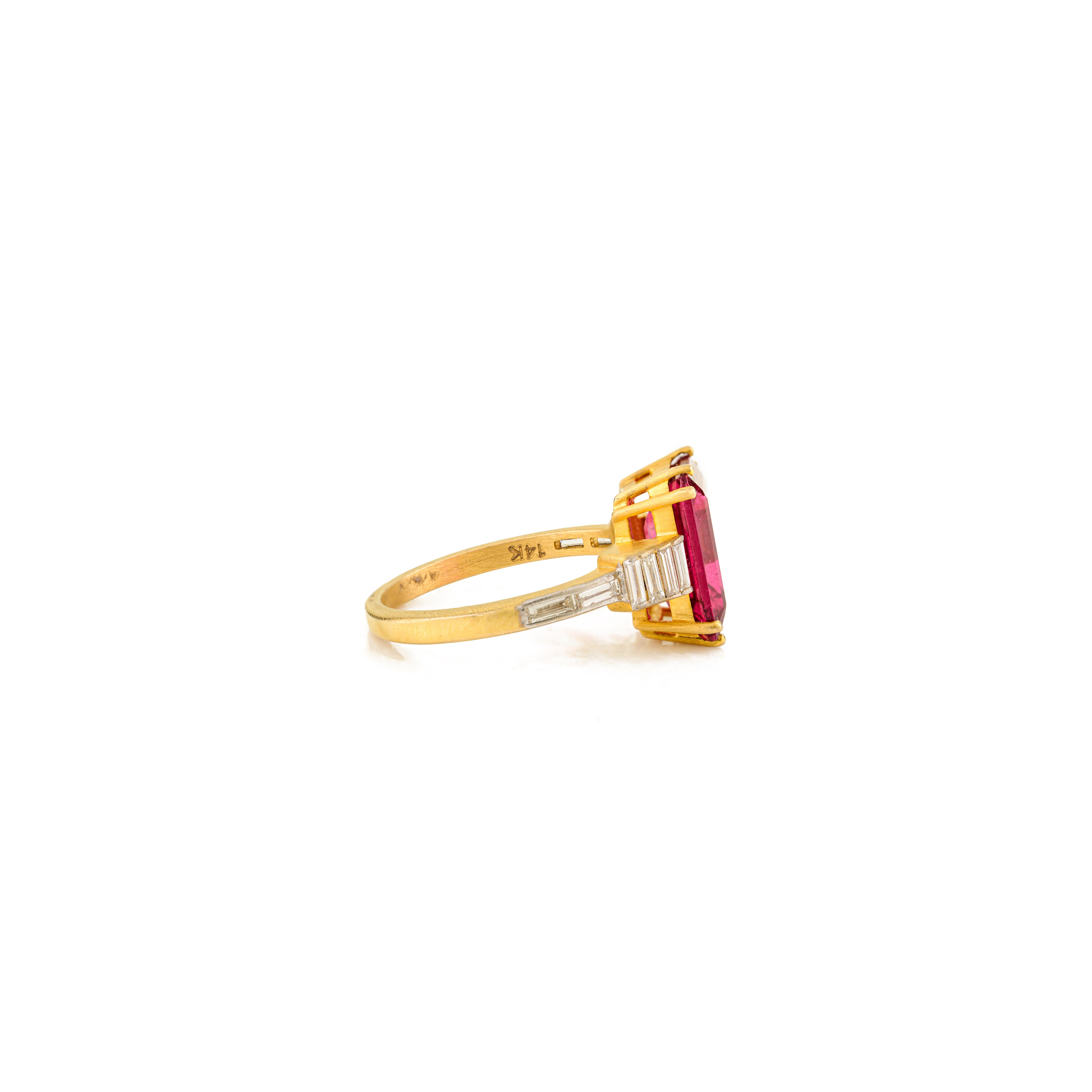 En vente :  4.30CT Art Deco Style Ruby and Baguette Diamond Cocktail Ring in 14k Yellow Gold (Bague cocktail rubis et diamant baguette en or jaune 14k) 7