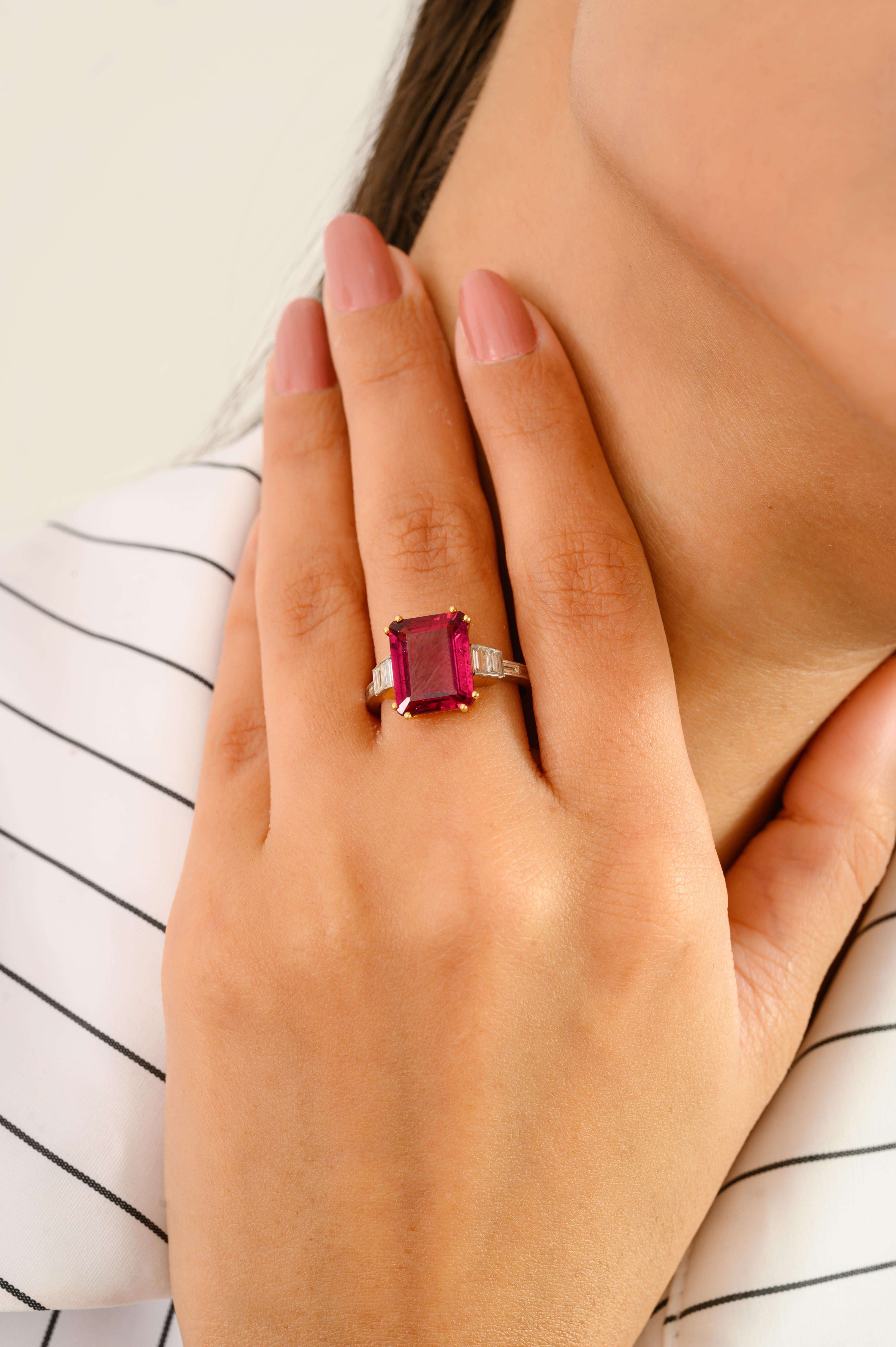 En vente :  4.30CT Art Deco Style Ruby and Baguette Diamond Cocktail Ring in 14k Yellow Gold (Bague cocktail rubis et diamant baguette en or jaune 14k) 4