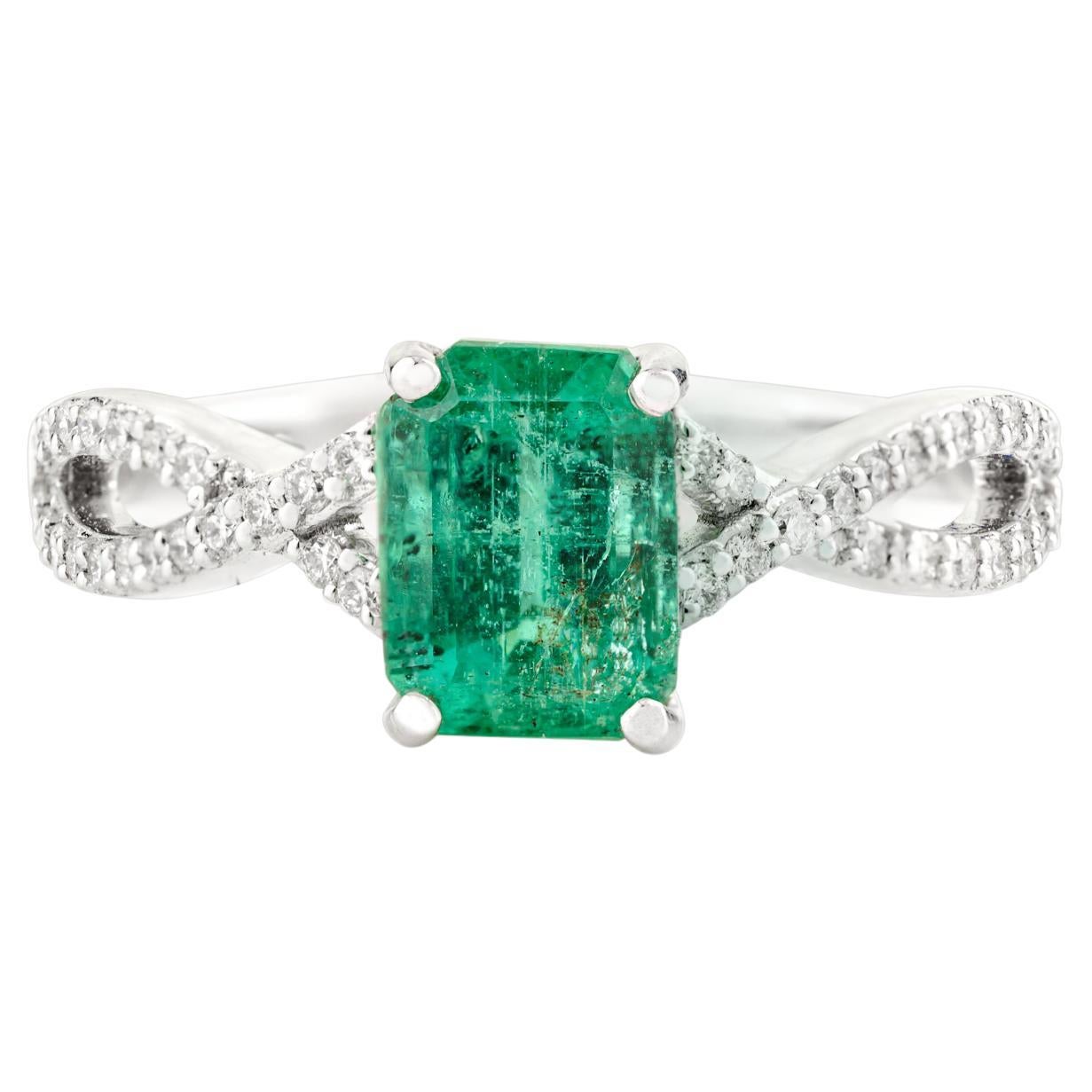 Im Angebot: Natürlicher 1.10 CT Smaragd gedrehter Halo-Diamantring in 14k Weißgold ()