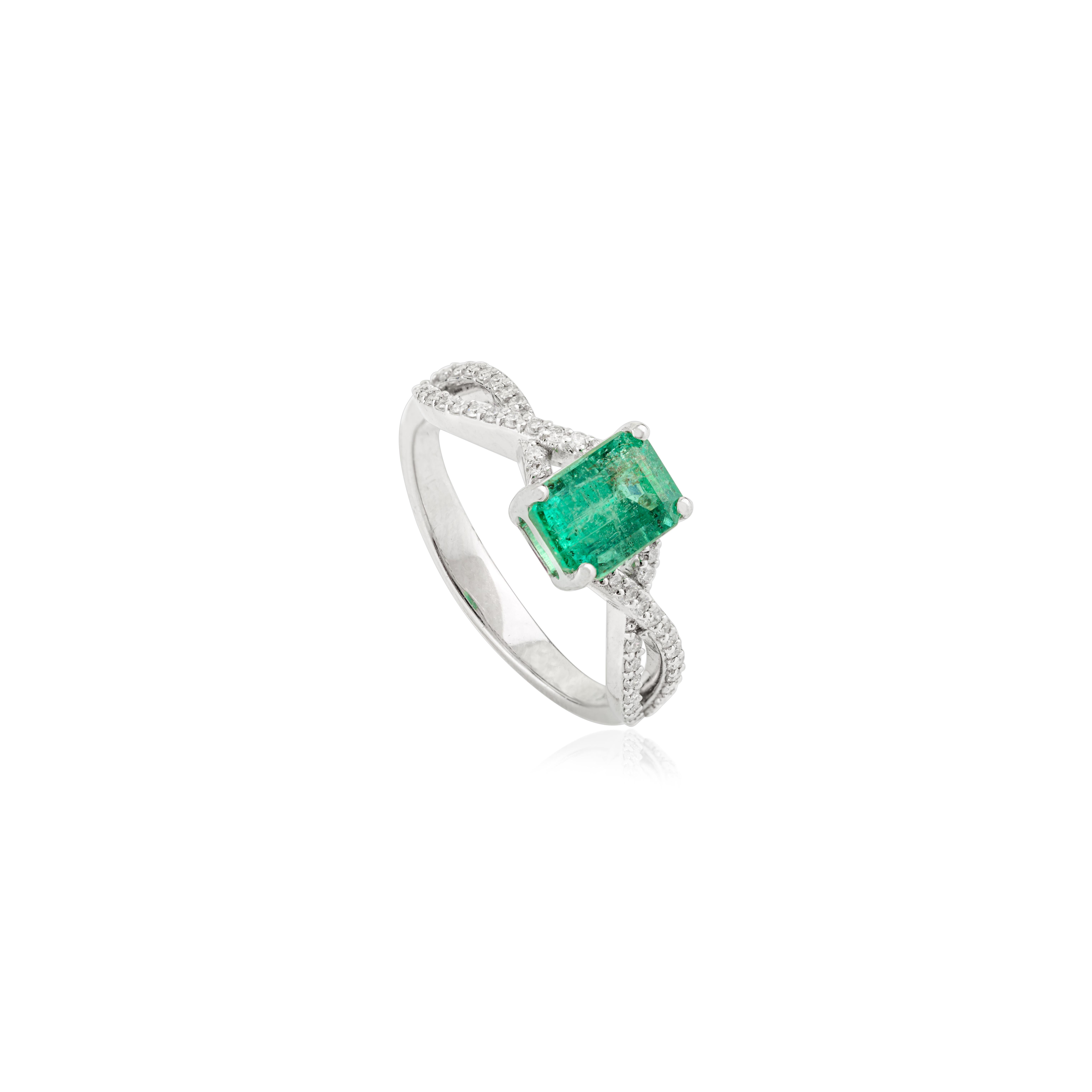 Im Angebot: Natürlicher 1.10 CT Smaragd gedrehter Halo-Diamantring in 14k Weißgold () 5