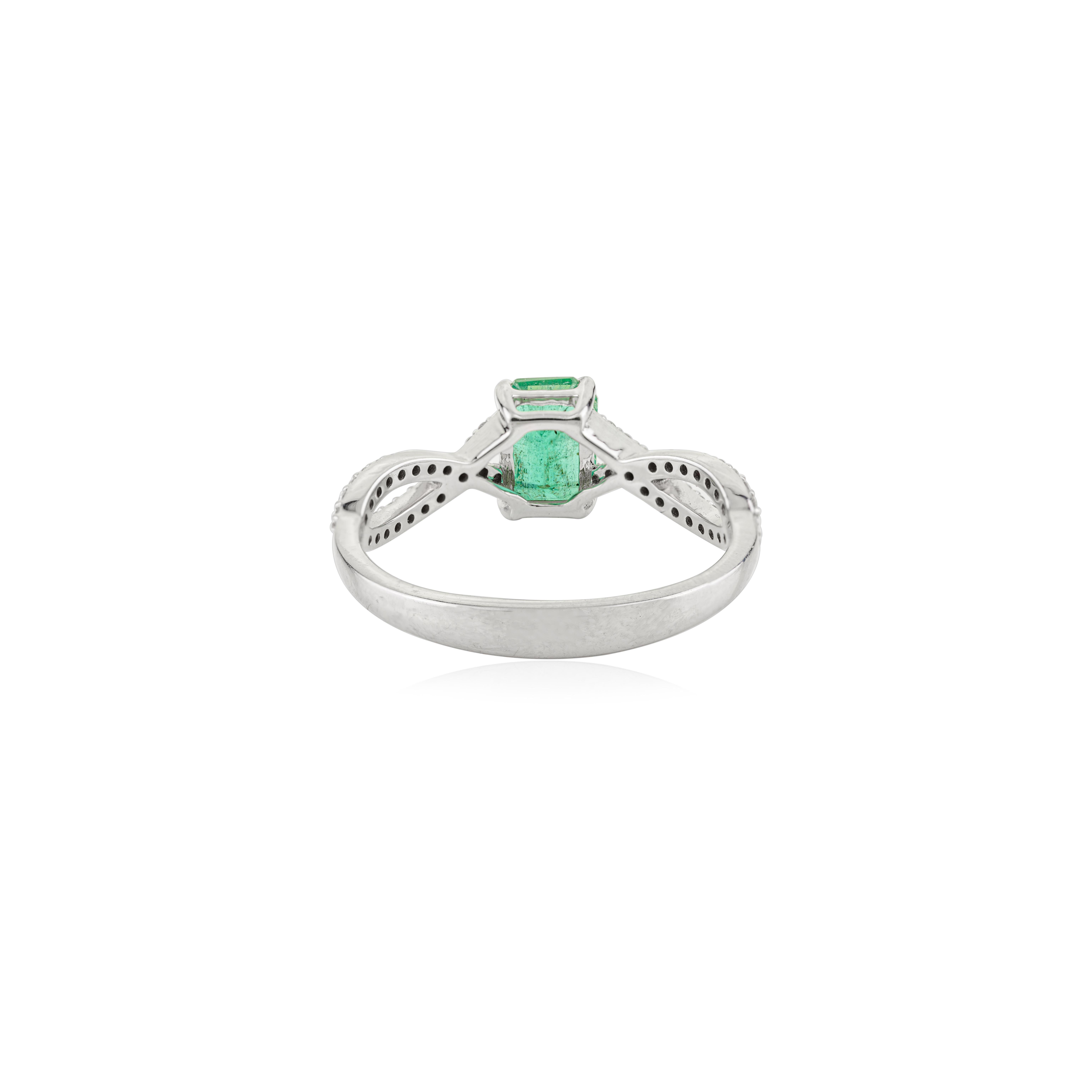Im Angebot: Natürlicher 1.10 CT Smaragd gedrehter Halo-Diamantring in 14k Weißgold () 3