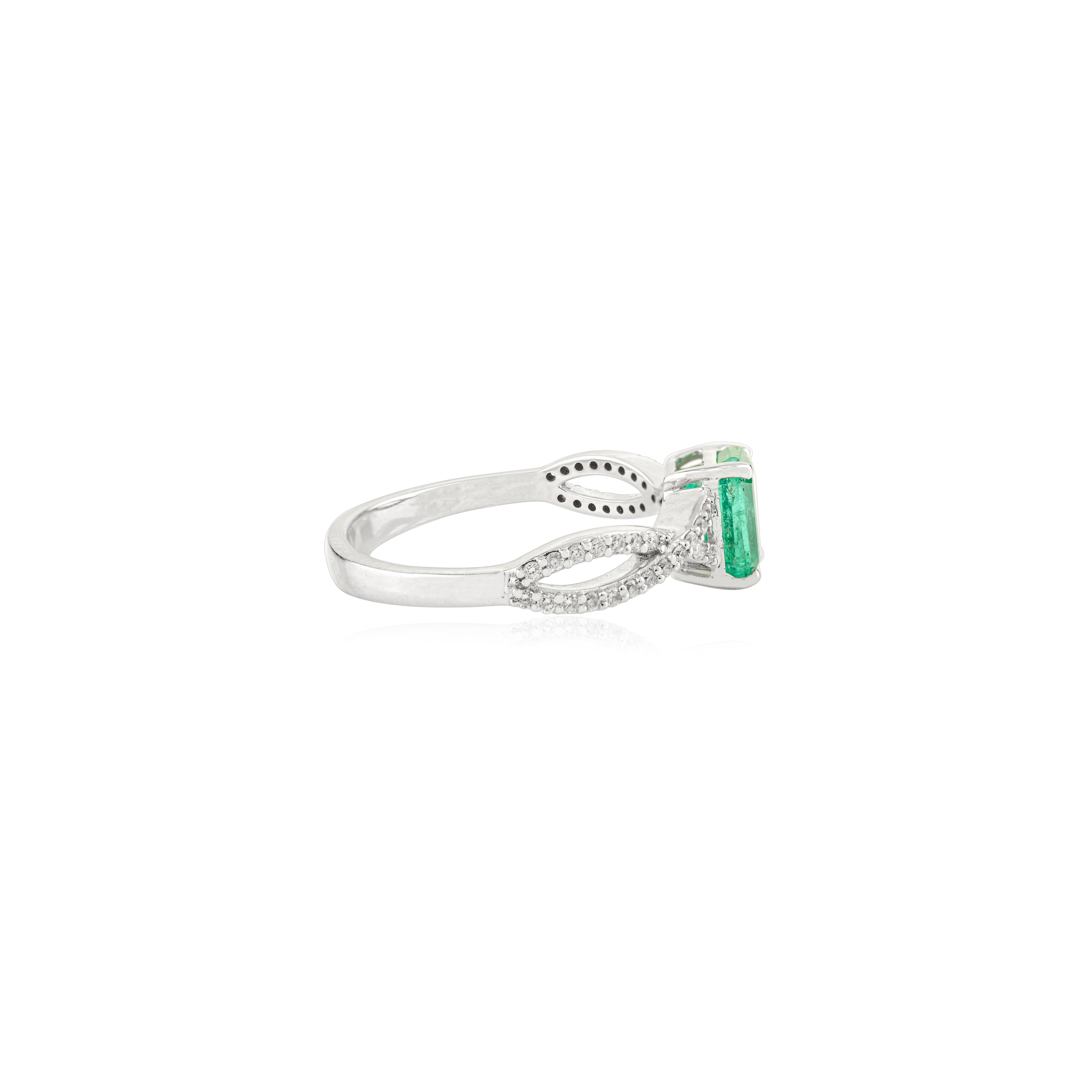 Im Angebot: Natürlicher 1.10 CT Smaragd gedrehter Halo-Diamantring in 14k Weißgold () 7
